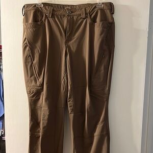 Duluth Trading Co Brown Cargo Pants with Relaxed Fit